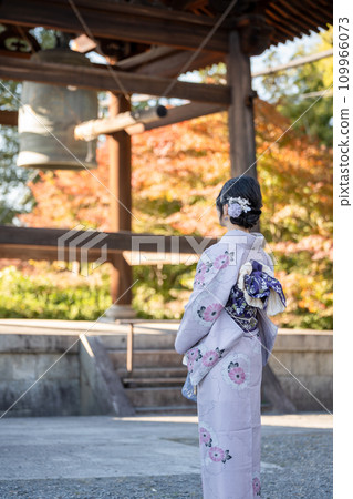 穿著和服的女人，日本京都傳統建築背景 109966073