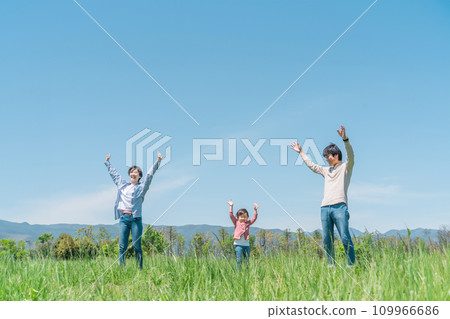 Japanese parents and children playing in the grassland (Banzai/Banzai) Japanese parents and children playing in the grassland (Banzai/Banzai) 109966686