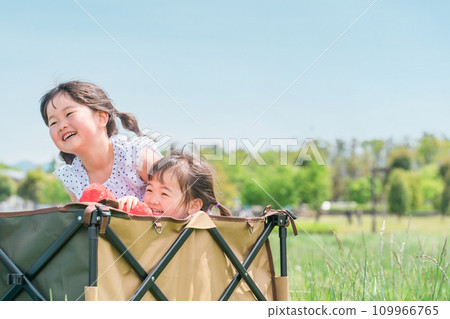孩子們在戶外/公園（女孩/露營）的馬車上玩耍 109966765