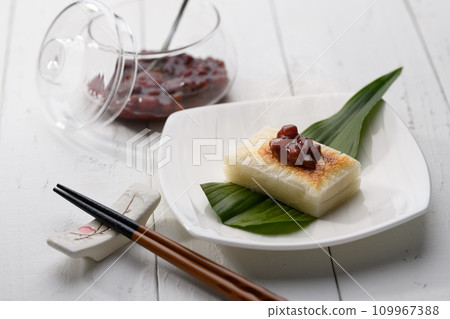 Freshly baked cut mochi topped with red bean paste 109967388