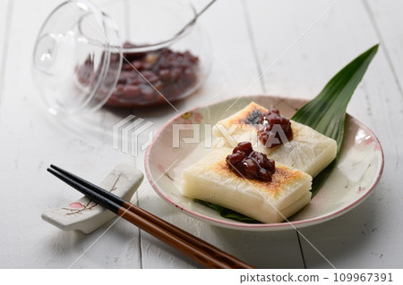 Freshly baked cut mochi topped with red bean paste 109967391