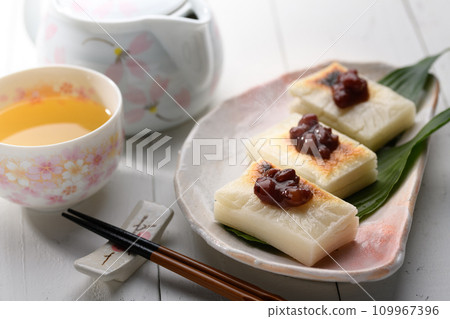 新鮮出爐的切麻糬,淋上紅豆沙 新鮮出爐的切麻糬,淋上紅豆沙 109967396