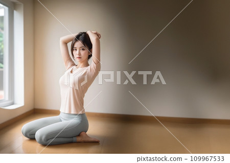 一個女人坐著伸展她的上半身（生成人工智慧） 109967533