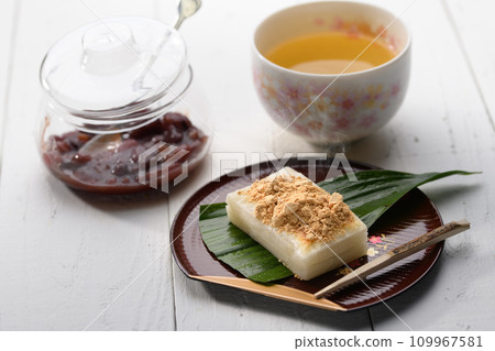 Freshly baked kirimochi (kinakomochi) topped with soybean flour Freshly baked kirimochi (kinakomochi) topped with soybean flour 109967581
