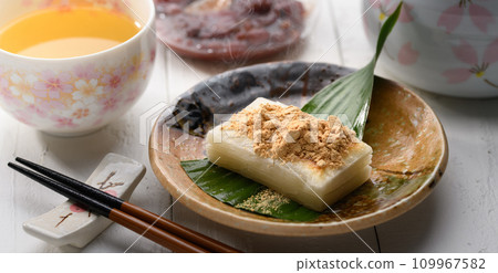 Freshly baked kirimochi (kinakomochi) topped with soybean flour 109967582