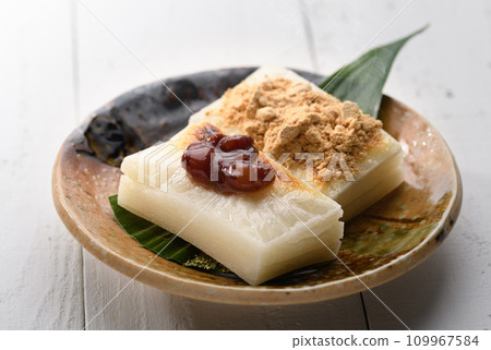 Freshly baked cut mochi topped with red bean paste and soybean flour 109967584