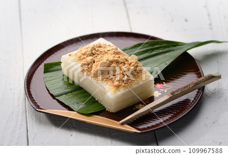 Freshly baked kirimochi (kinakomochi) topped with soybean flour 109967588