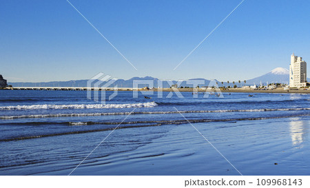 Sea and sandy beach of Shonan 109968143