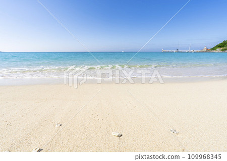 White sand beach and blue sea of Busena Marine Park, Nago City, Okinawa Prefecture White sand beach and blue sea of Busena Marine Park, Nago City, Okinawa Prefecture 109968345