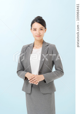 微笑著站著的女商人 微笑著站著的女商人 109968481