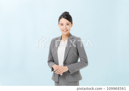 微笑著站著的女商人 微笑著站著的女商人 109968561