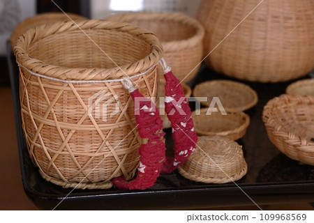 Traditional Japanese crafts and bamboo crafts / Handmade colanders and baskets from tin bamboo that grows wild on Mt. Fuji / Katsuyama, Fujikawaguchiko-machi, Yamanashi Prefecture Traditional Japanese crafts and bamboo crafts / Handmade colanders and baskets from tin bamboo that grows wild on Mt. Fuji / Katsuyama, Fujikawaguchiko-machi, Yamanashi Prefecture 109968569