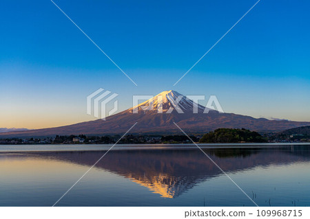 [富士山素材]早晨從河口湖看到的富士山[山梨縣] 109968715