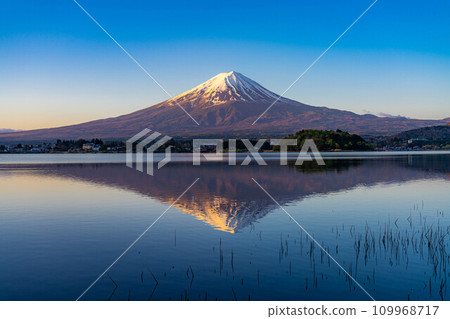 [富士山素材]早晨從河口湖看到的富士山[山梨縣] 109968717