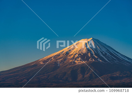 [富士山素材]早晨從河口湖看到的富士山[山梨縣] 109968718