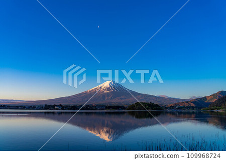 [Mt. Fuji material] Mt. Fuji seen from Lake Kawaguchi in the morning [Yamanashi Prefecture] 109968724