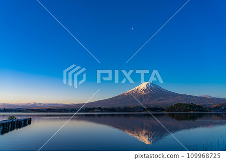 [Mt. Fuji material] Mt. Fuji seen from Lake Kawaguchi in the morning [Yamanashi Prefecture] 109968725