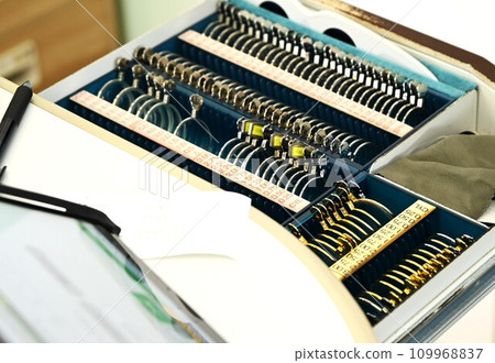 Making new glasses at an eyeglass store. business technology background material 109968837