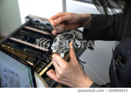 Making new glasses at an eyeglass store. business technology background material 109968853