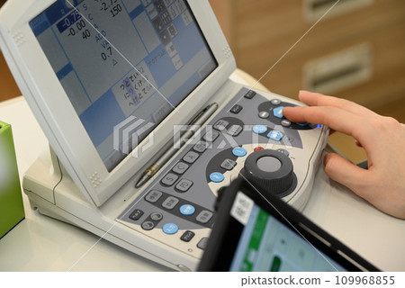 在眼鏡店製作新眼鏡。商業科技背景素材 109968855