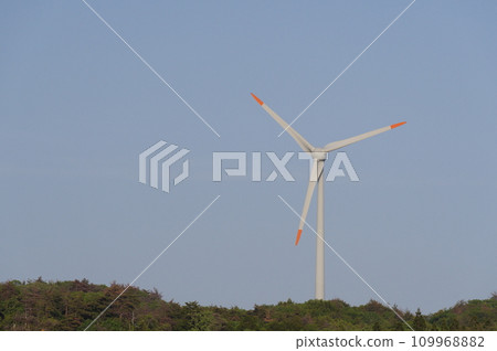 閃耀在藍天的風力發電機 109968882