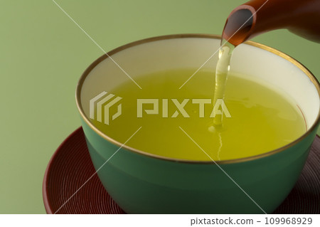 Tea: Pour Japanese tea 109968929