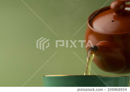 Tea: Pour Japanese tea Tea: Pour Japanese tea 109968934