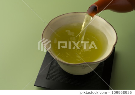 Tea: Pour Japanese tea Tea: Pour Japanese tea 109968936