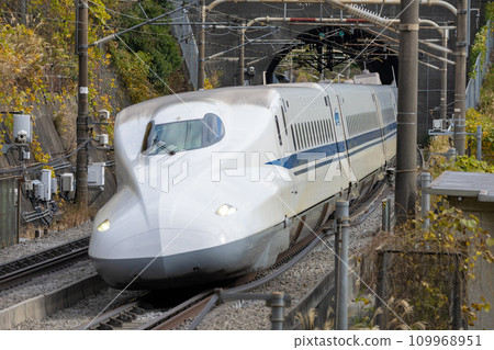 東海道新幹線從隧道中駛出 109968951