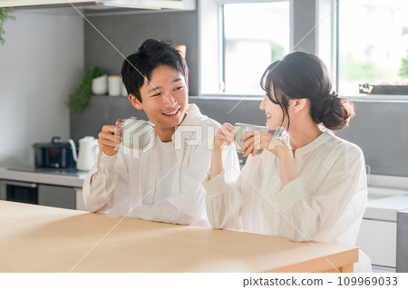 Couples, couples, men and women relaxing in their minimalist home, house, kitchen, dining room 109969033