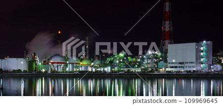 [Factory night view] Factory night view in Yokkaichi, Mie Prefecture, in front of Yokkaichi Dome 109969645