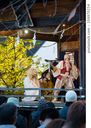 在惠比壽公期間，多田神樂在神社的舞台上舉行。 109970254