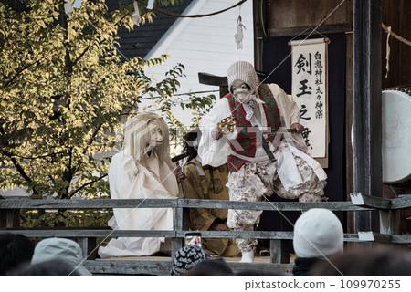 在惠比壽公期間，多田神樂在神社的舞台上舉行。 109970255