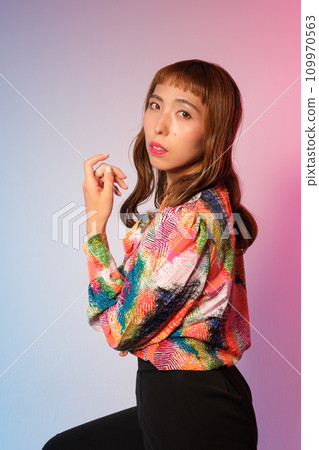 Cool female beauty portrait 109970563
