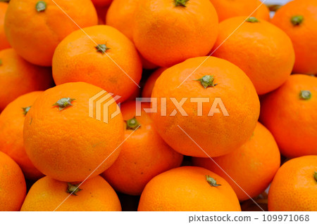 Oranges lined up all over the screen 109971068