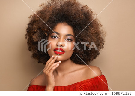 Beauty portrait of African American girl with afro hair 109971155