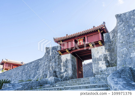 沖繩縣那霸市藍天和前首里城瑞泉門 109971376