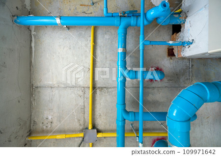 The water pipe system, wastewater pipes and electrical wiring are neatly installed under the ceiling. The water pipe system, wastewater pipes and electrical wiring are neatly installed under the ceiling. 109971642