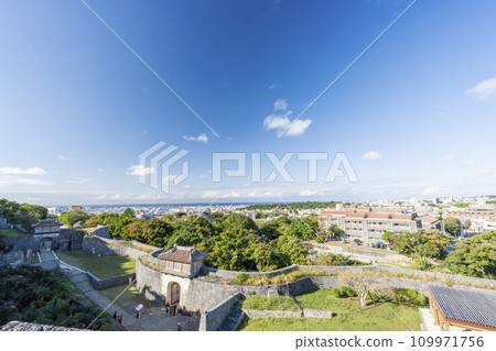 從沖繩縣那霸市首里城舊日影台附近眺望藍天和浦添鳥瞰圖 從沖繩縣那霸市首里城舊日影台附近眺望藍天和浦添鳥瞰圖 109971756