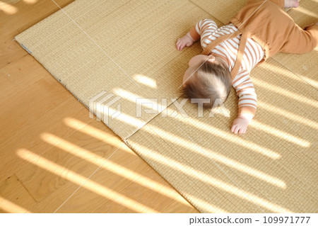 baby lying on tatami 109971777