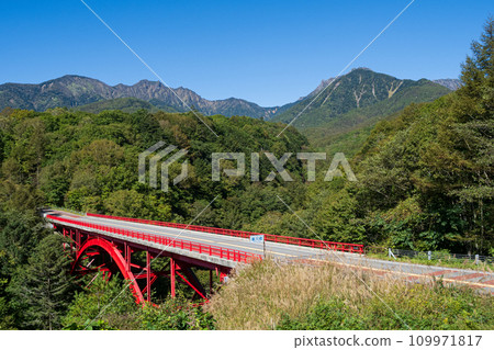 清裡的東澤大橋以紅橋聞名。八岳和藍天為背景 清裡的東澤大橋以紅橋聞名。八岳和藍天為背景 109971817