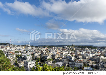 Blue sky and Shuri Castle, landscape from Azana in the east, bird's-eye view, Naha City, Okinawa Prefecture 109972119