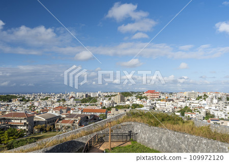 藍天和首里城,從東部阿扎納的風景,鳥瞰沖繩縣那霸市 藍天和首里城,從東部阿扎納的風景,鳥瞰沖繩縣那霸市 109972120