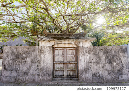 Blue sky and Shuri Castle, Shuri Mori Utaki, Naha City, Okinawa Prefecture 109972127