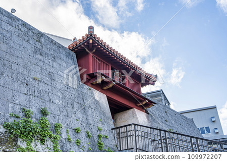 沖繩縣那霸市藍天和首里城宿淳門 沖繩縣那霸市藍天和首里城宿淳門 109972207