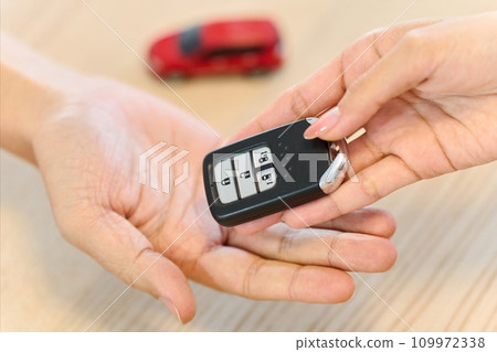 交出車鑰匙的女人的手 109972338