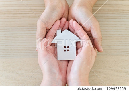 情侶的手環繞著房子 109972339