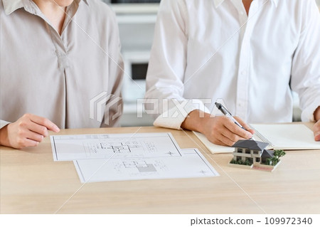 一對亞洲夫婦正在思考他們房子的平面圖 一對亞洲夫婦正在思考他們房子的平面圖 109972340