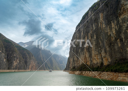 Mystical Yangtze River Gorge Scenery. 109973261