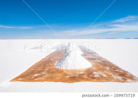 Man shovel sault banks in Salar de Uyuni 109973719